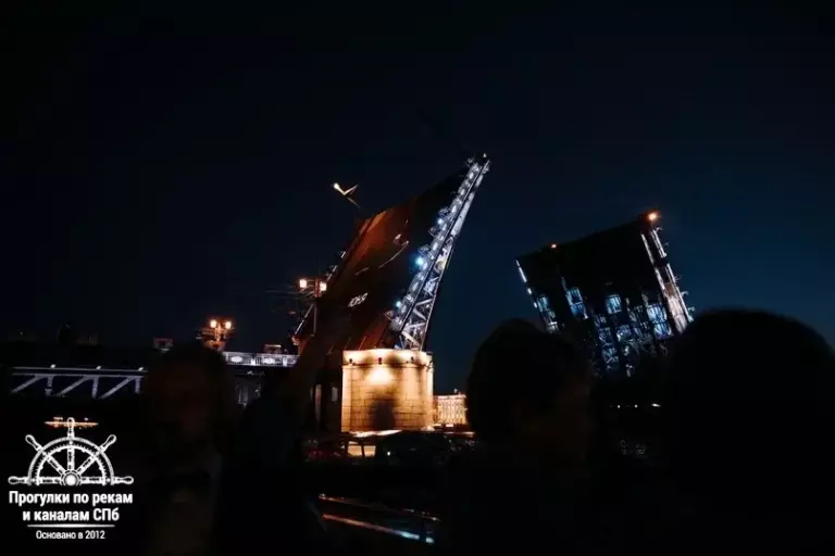 индивидуальная прогулка на катере четыре разводных моста